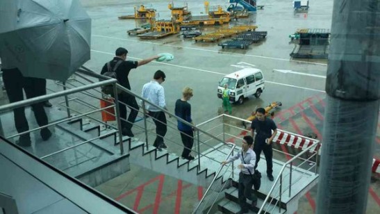 (صور الصحافة) جايجونج وجى واى جى عقب وصولهم مطار فيتنام 1409289145494-99711