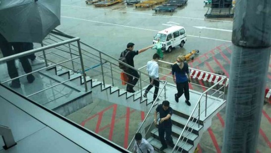 (صور الصحافة) جايجونج وجى واى جى عقب وصولهم مطار فيتنام 1409289149477-99711
