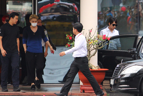 (صور الصحافة) جايجونج وجى واى جى عقب وصولهم مطار فيتنام 1409291557-jyj-15